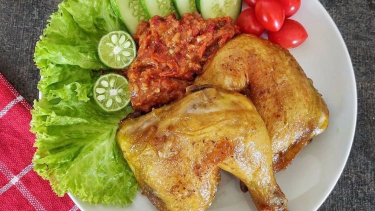 Resep Pecel Ayam Sambal Terasi Ala Tenda Lamongan, Nikmat!